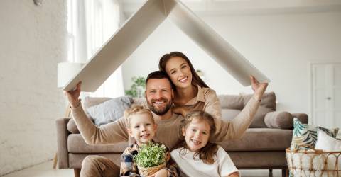 Vader, moeder en 2 kinderen onder een dak van een huis in hun eigen woonkamer